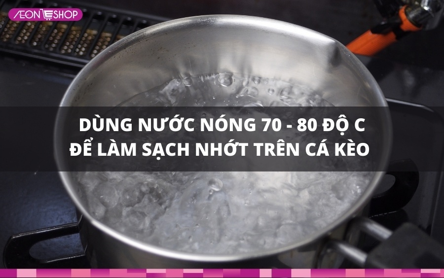 Dùng nước nóng làm sạch nhớt trên cá kèo