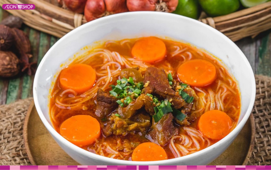 Bò kho ăn với hủ tiếu