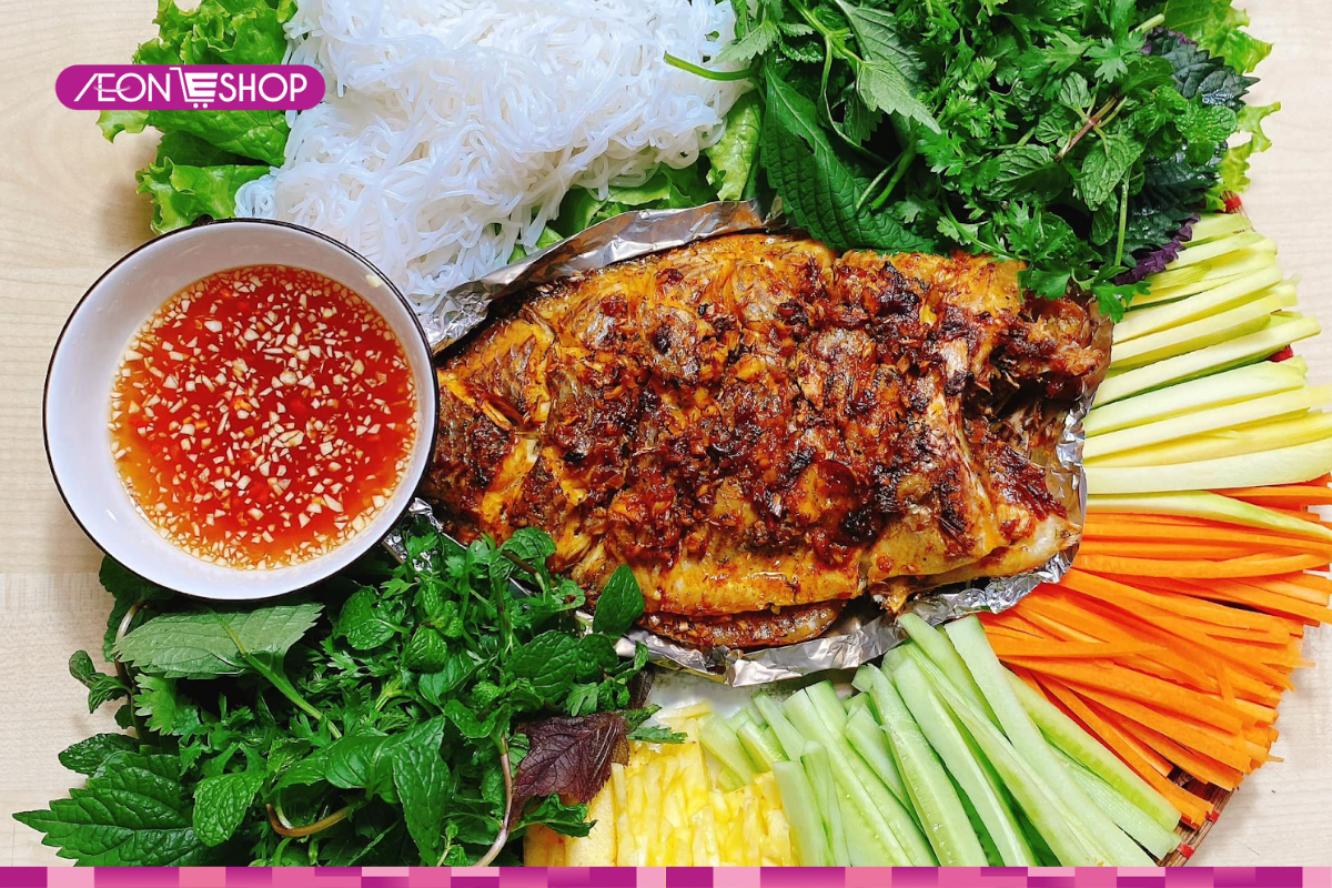 Cá nướng cuốn bánh tráng là món ăn ít gây ngấy vì ăn cùng nhiều loại rau