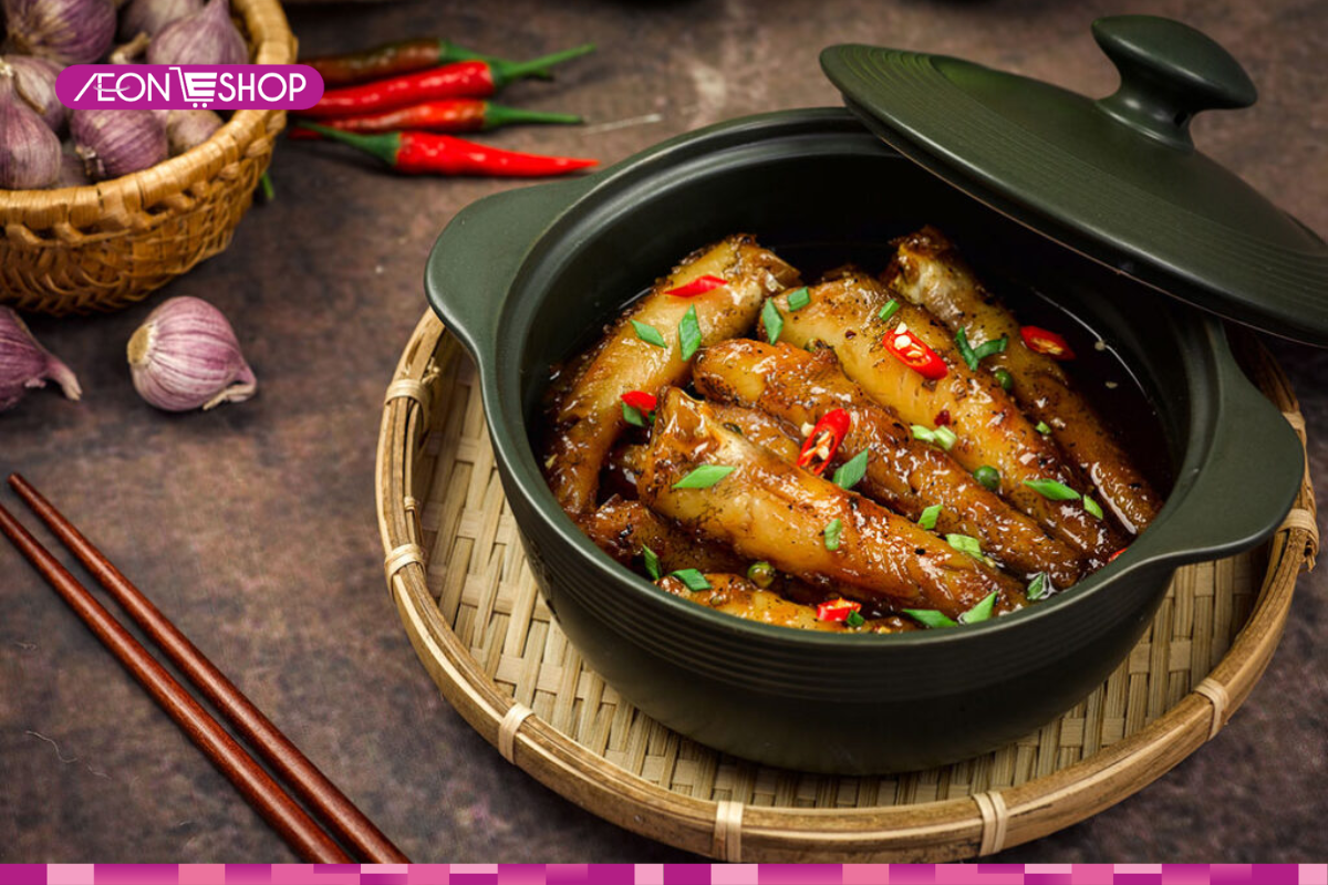 Cá trứng kho tiêu cực kỳ hợp khi ăn cùng với cơm nóng vào trời mưa