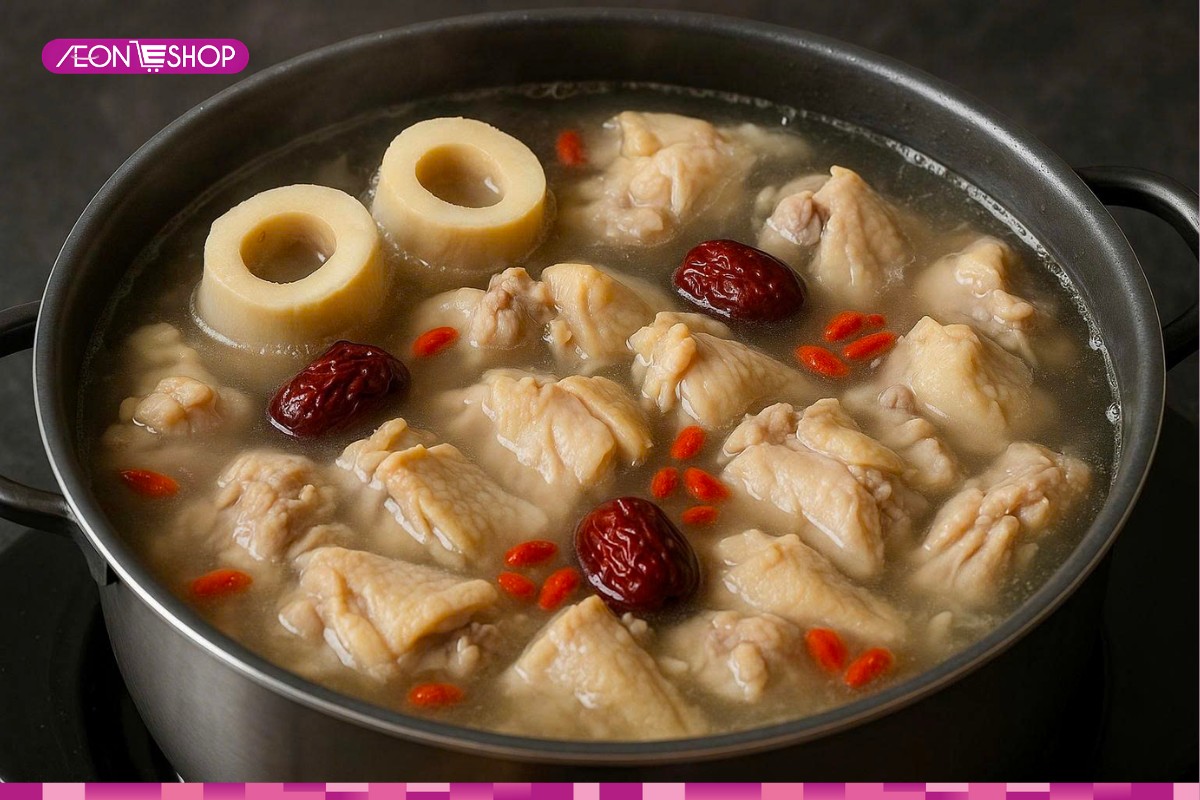 Ninh gà để lấy nước