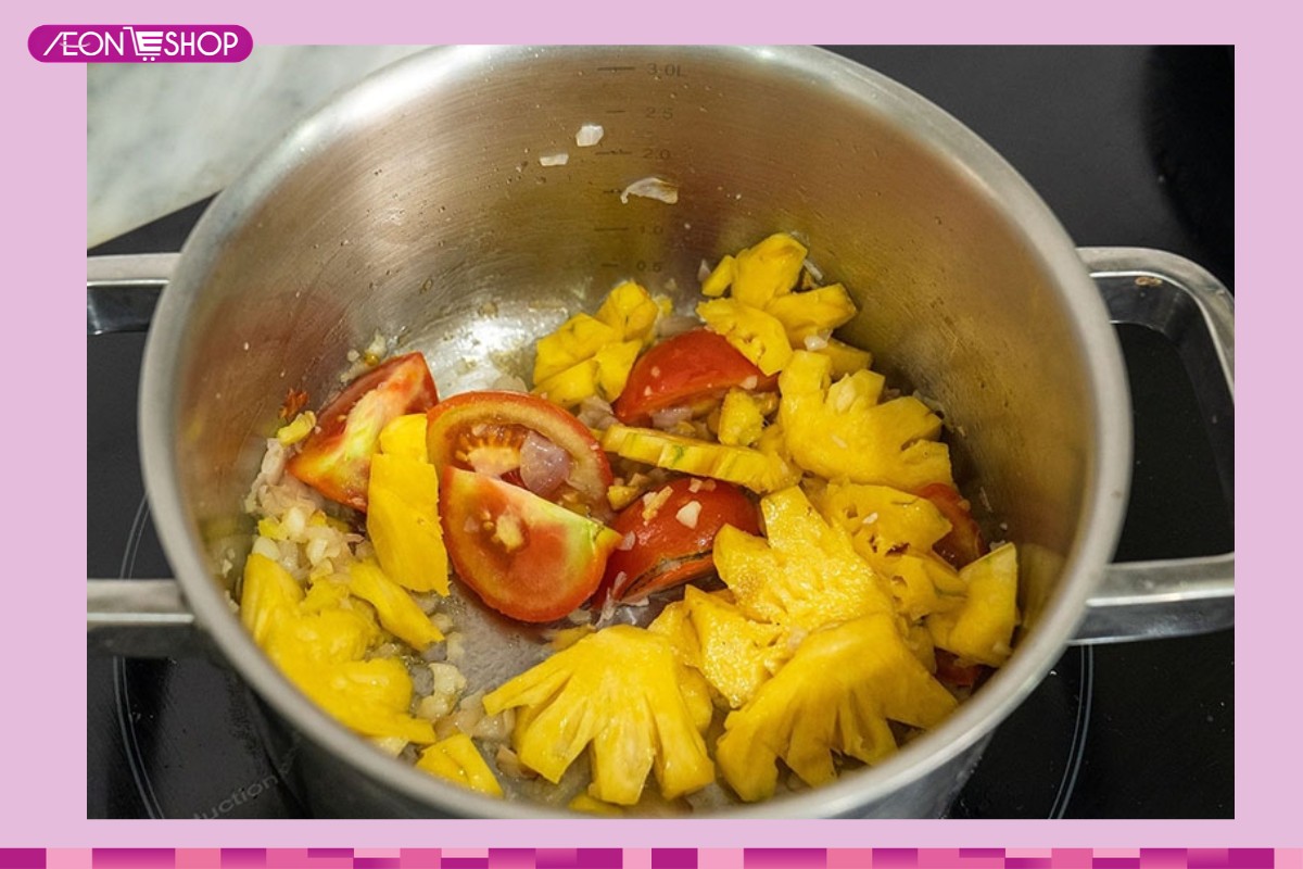 Xào cà chua và thơm cùng hành tỏi phi