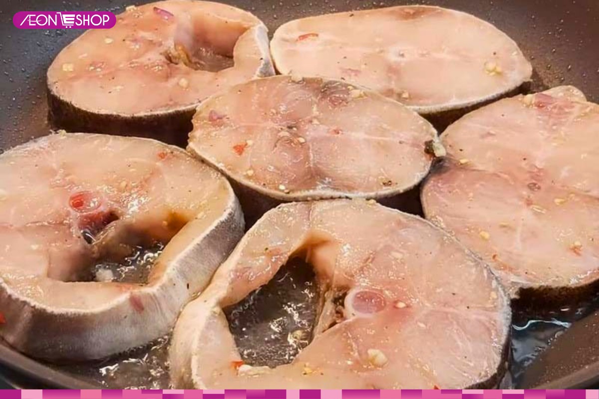 Chiên sơ cá bớp trước khi nấu